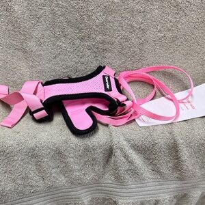 Cat harness and leash in pink. New never used size XS more for kitten